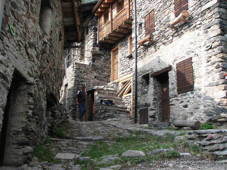 maslnaa-curo 170.jpg - Scorcio da case Polli... case in pietra e legno, selciato in pietra